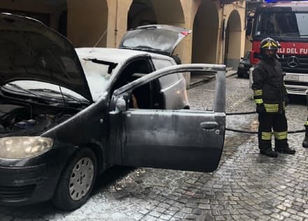 CUORGNE' - Auto a fuoco in via Arduino: intervento dei vigili del fuoco