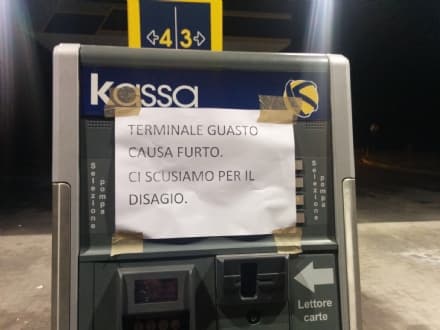 BAIRO - Ladri tentano di segare il self service ma falliscono