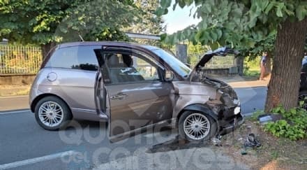 CASTELLAMONTE - Esce di strada e si schianta contro un albero sulla provinciale per Cuorgnè - FOTO