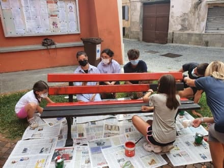 CANAVESE - I ragazzi di «Hope» e le quattro panchine rosse contro la violenza sulle donne