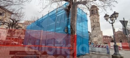CASTELLAMONTE - Iniziati i lavori per rimettere in sesto l'Arco di Pomodoro dopo l'incidente stradale - FOTO