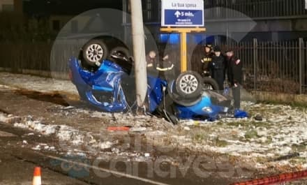 BORGARO - Schianto in via Lanzo: un morto. L'auto ribaltata è finita contro un palo di cemento - FOTO
