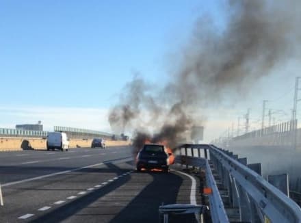 AUTOSTRADA A4 - Auto prende fuoco a Chivasso durante la marcia