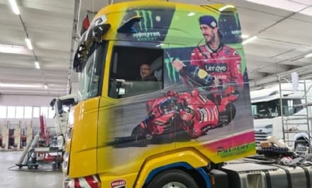 CHIVASSO - Esplode la «Pecco-mania»: azienda di Vicenza colora il camion con le immagini del pilota campione del mondo