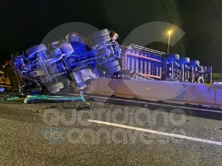 AUTOSTRADA TORINO-MILANO - Spaventoso incidente tra Settimo e Volpiano: camion si ribalta, autista ferito