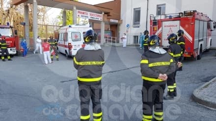 CUORGNE' - Coronavirus, i vigili del fuoco rendono omaggio al personale medico dell'ospedale - FOTO e VIDEO