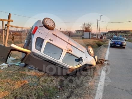 CUCEGLIO - Perde il controllo dell'auto e si ribalta a lato della provinciale - FOTO e VIDEO
