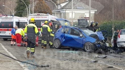 AGLIÈ - Spaventoso incidente stradale: due feriti e tre mezzi distrutti - FOTO E VIDEO