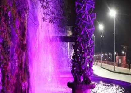 IVREA - La fontana di Olivetti colorata di viola per la giornata sulla Fibromialgia