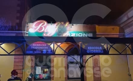 IVREA - Fulmine colpisce il bar della stazione e un distributore di benzina: nottata di lavoro per i vigili del fuoco - FOTO