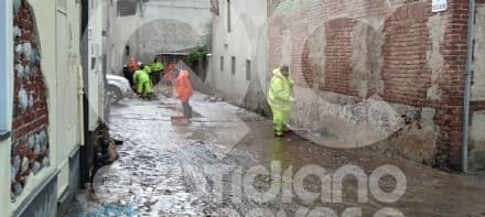 OGLIANICO - Esonda la roggia, acqua e fango in pieno centro: protezione civile al lavoro - FOTO