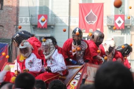 STORICO CARNEVALE DI IVREA - 180 feriti per la battaglia delle arance. 42 mila gli spettatori in città - VIDEO