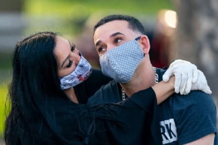 LOCKDOWN - Belgio, il governo legalizza i «compagni di coccole»