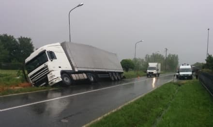 SALASSA-RIVAROLO - Incidente stradale: tir russo finisce fuori strada - FOTO e VIDEO
