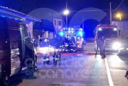 MONTALTO DORA - Incendio devasta il tetto di una casa