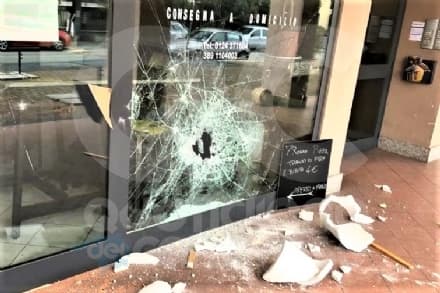 CASTELLAMONTE - Sfasciata la vetrina della pizzeria «7 Rosso», teatro della sparatoria di mercoledi - FOTO