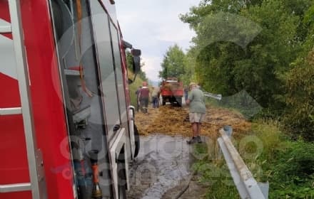 SAN COLOMBANO BELMONTE - Prende fuoco il rimorchio di un trattore: intervento dei pompieri - FOTO