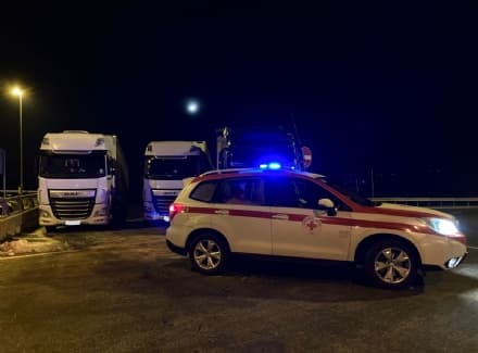 IVREA - Stop dei mezzi pesanti in Francia e Svizzera causa neve: lunghe colonne di tir in autostrada