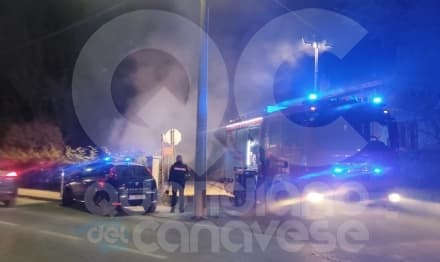 RIVAROLO CANAVESE - Auto avvolta dalle fiamme durante la marcia: intervento dei vigili del fuoco - FOTO