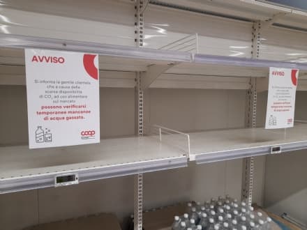 CANAVESE - L'acqua frizzante scarseggia, scaffali vuoti nei supermercati e negozi