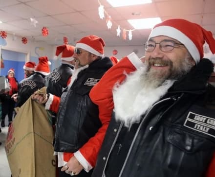 IVREA - Babbo Natale in moto porta i regali ai bimbi ricoverati