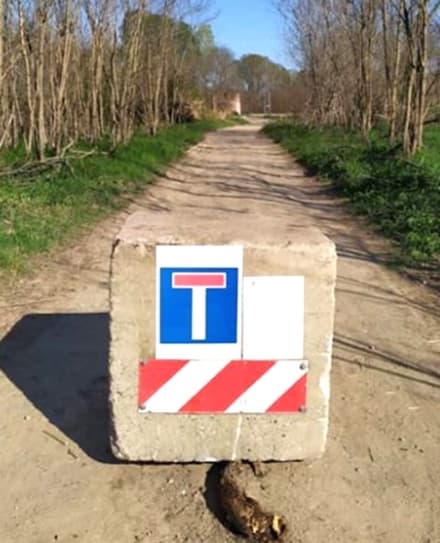 SAN BENIGNO - Coronavirus, troppi «furbetti» in giro: il Comune mette i blocchi di cemento sulle strade