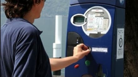 IVREA - Zona blu: contro i parcheggiatori abusivi, per pagare il ticket, si deve inserire anche il numero di targa del proprio veicolo