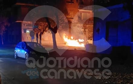 SAN GIUSTO CANAVESE - Auto parcheggiata distrutta da un incendio: paura in pieno centro - FOTO