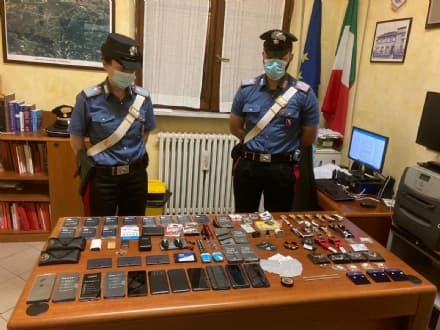 TORRAZZA - Ruba nel centro Amazon dove lavora incollandosi orologi e cellulari sul petto: arrestato