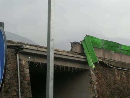 AUTOSTRADA TORINO-AOSTA - Camion sbatte contro il ponte di Quincinetto: caos sulla A5