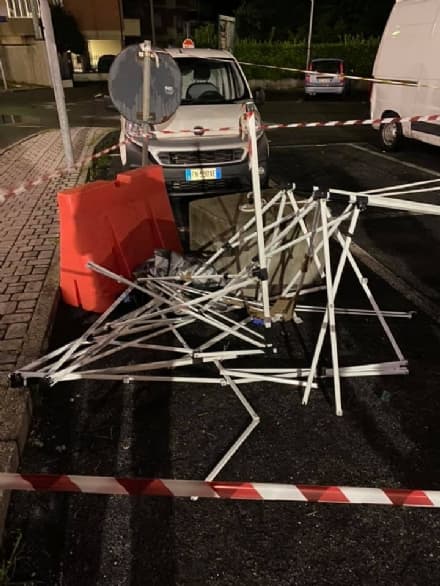 CUORGNE' - Il temporale abbatte il gazebo davanti all'ospedale: appello della protezione civile per acquistarne uno nuovo