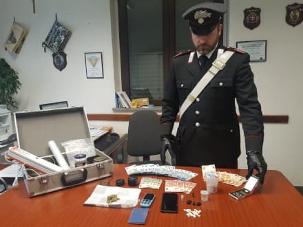 CASTELLAMONTE - Spaccia droga in strada e viene arrestato