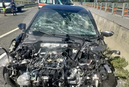 LEINI - Schianto sul raccordo per Caselle, auto impazzita sbatte due volte contro le barriere: ferito il conducente - FOTO