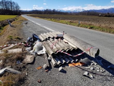 RIVAROLO - Allarme discariche abusive: i maiali abbandonano anche l'eternit sulla strada - FOTO