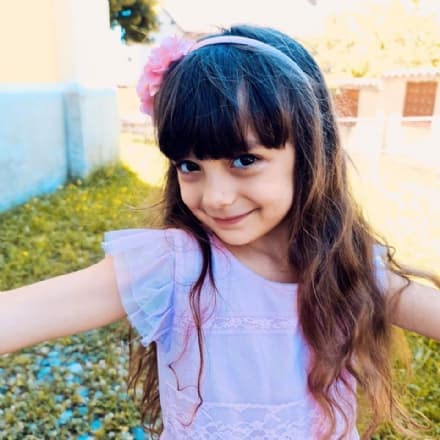 CASTELLAMONTE - La piccola Evelyn sarà protagonista nel film «La bambina che non sapeva odiare»