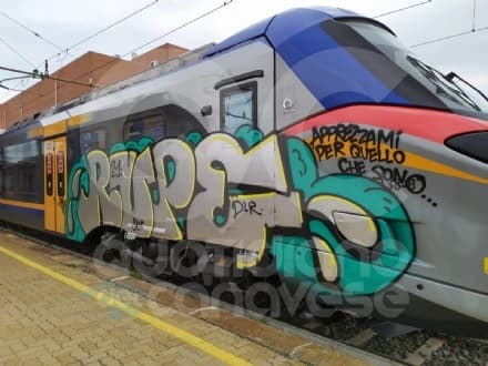 RIVAROLO CANAVESE - Vandalizzato un altro treno nuovo di zecca parcheggiato in stazione: «Azione stupida e ignorante» - FOTO