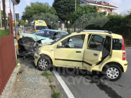 RIVAROLO CANAVESE - Incidente in via Montenero, due auto coinvolte e tre feriti - FOTO E VIDEO