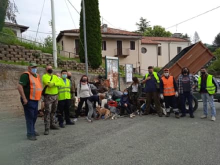 CASTELLAMONTE - Boschi pieni di discariche abusive: i volontari ripuliscono tutto - FOTO