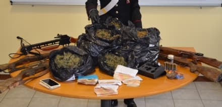 VOLPIANO - Chili di droga e un arsenale di armi nella casa del pensionato: arrestato dai carabinieri