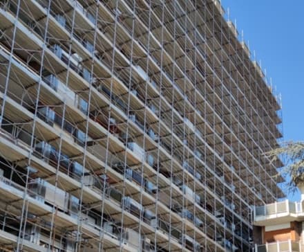 RIVAROLO CANAVESE - Maxi impalcatura sul palazzo Vicario: dopo 60 anni uno dei simboli della città si rifà il look - FOTO