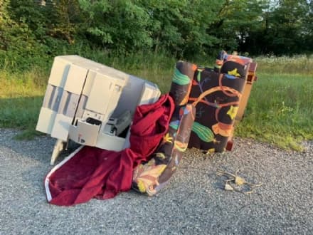 LEINI' - Rifiuti scaricati abusivamente in via Carrera: ci pensa il Comune a ripulire l'area - FOTO