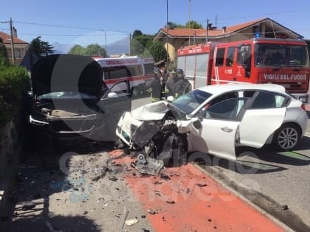 RIVAROLO CANAVESE - Spaventoso incidente in corso Re Arduino: cinque feriti e tre auto coinvolte - FOTO e VIDEO