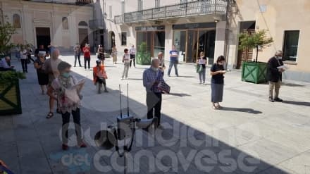 RIVAROLO - #RestiamoLiberi: manifestanti in piedi in piazza Garibaldi - FOTO