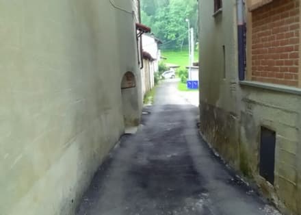 RIVARA - Strada stretta: borgata inaccessibile dalle ambulanze - FOTO