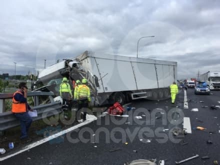 TANGENZIALE TORINO - Incidente davanti a Ikea, camion in bilico. Caos e code - FOTO