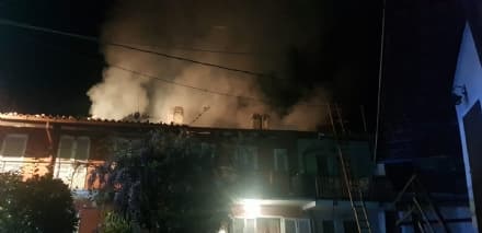 VALPERGA - Incendio nella notte devasta il tetto di un'abitazione