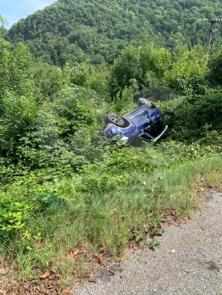 LOCANA - Cede l'asfalto, auto si ribalta nella scarpata: ferita una donna di Castellamonte elitrasportata all'ospedale di Ciriè