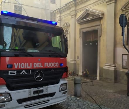 IVREA - Processione e fiaccolata dopo gli incendi nelle chiese. Il vescovo Cerrato: «Spero di incontrare l'autrice dei roghi»
