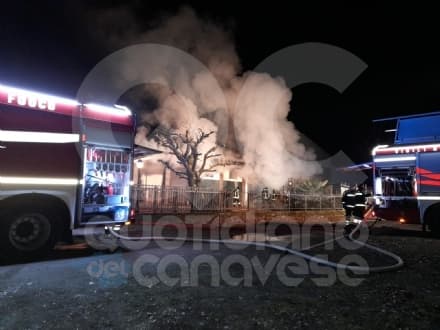 CUORGNE' - Furioso incendio devasta i garage, paura in via Valle Sacra - FOTO e VIDEO