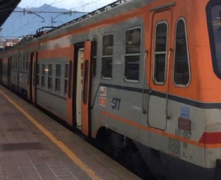 FERROVIA CANAVESANA - Pietra contro il treno: finestrino distrutto e nuova serie di ritardi - FOTO